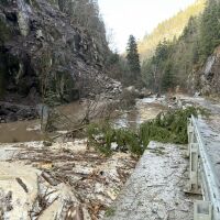 Критична остава ситуацията на пътя Велинград-Сърница, който от вчера е откъснат от придошлите води (СНИМКИ)