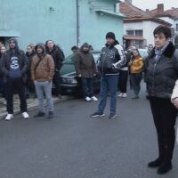 „Заключени в класните стаи“: Десетки родители в Сливен на протест заради агресивно поведение на ученик