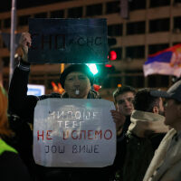 „Виждам, че се готвят да ме бият“: Нов протест в Сърбия с искане за избори. Вучич отмени посещение в Нови Сад