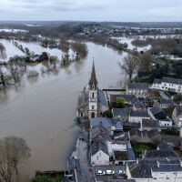 Хиляди домове и огромни площи в Западна Франция са под вода
