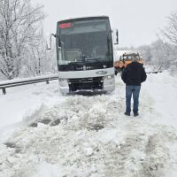 Автобус с 25 души закъса край свищовското село Вардим (СНИМКИ)