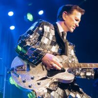 Крис Айзък: Сам съм – аз и китарата, без никакъв ангел