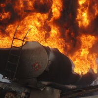 Цистерна с втечнен газ катастрофира и се взриви, най-малко трима са загинали 