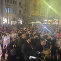 Протест с куфари: Заради намалената присъда на съпруга на Евгения, който я уби и затвори тялото й в куфар