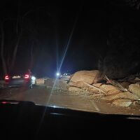 Свлачище блокира двете платна на пътя София - Самоков през Панчарево и образува дълги задръствания (СНИМКИ)