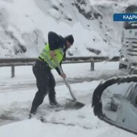 „Полицаи с лопати разчистват снега пред закъсали тирове“: Трафикът във Врачанско бе затруднен с часове