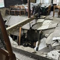 Инцидент с ранени в гръцка таверна: Клиенти пропаднаха с масите и столовете в празно пространство под пода 