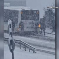 Пътници бутаха автобус на градския транспорт: Защо София осъмна в хаос в събота заради снега?