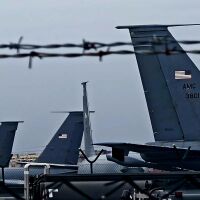 Какви са военните самолети на САЩ на летището в София?