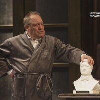 Смешният плач по изгубената власт: Георги Мамалев играе „Големанов“ за 50-и път в Народния театър