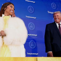 Ники Минаж получи Библия, подписана от Доналд Тръмп