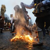 Малки и големи прескочиха огъня за здраве в столичния квартал "Бояна" (ВИДЕО)