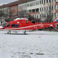 Медицински хеликоптер превози мъж, изпаднал в тежко състояние след катастрофа (СНИМКИ, ВИДЕО)