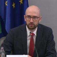 Увеличението от 5% на заплатите в държавния сектор остава и в удължителния бюджет