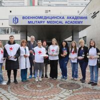 Младежи от БЧК дариха мартеници на пациенти и медици от ВМА