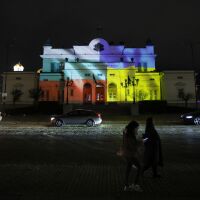 Историческата сграда на парламента беше осветена с цветовете на българския и украинския флаг