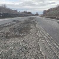 Път, като лунен пейзаж: Ще има ли ремонт и докога хората ще чупят колите си?