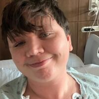 Детска количка с бебе пада в езеро, двама мъже го спасяват