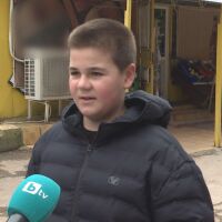 Добрият пример: 12-годишно момче намери пари на улицата и ги върна на възрастна жена