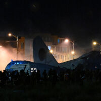 Разпилени пари след трагедия: Военен самолет се разби край столицата на Боливия, има 15 жертви (СНИМКИ)