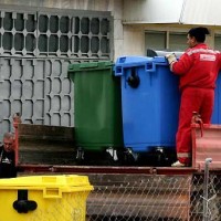 Спира събирането на боклука от контейнерите за разделно събиране в 16 района в София