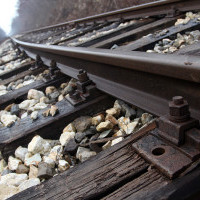 По време на ремонт между две гари: Хванаха служители на НКЖИ да крадат ябълки