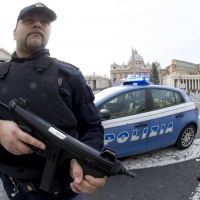 Мигранти ужасиха Рим: Млада италианка беше изнасилена пред очите на годеника си