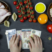 НСИ: Домакинствата харчат най-много за храна, жилище, данъци и осигуровки