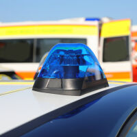 При сблъсък с бетонна ограда: 21-годишен е с опасност за живота след тежка катастрофа в Павел баня