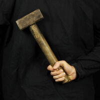 Въоръжен с чук мъж рани петима в Токио