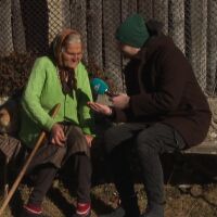 „Има да ме лъжат, сине“: 96-годишната Севдалина от село Кестен за първи път вижда евро