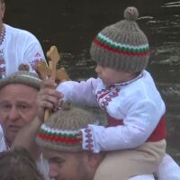 Богоявление е! Спасиха кръста в Калофер и го дадоха на най-малкия участник (ВИДЕО)