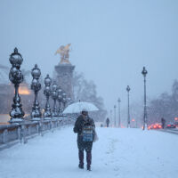 Силен снеговалеж в Европа: Стотици отменени полети и парализиран транспорт във Франция и Нидерландия
