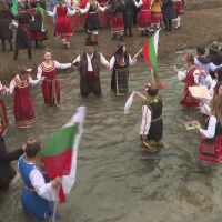 Празникът „Къпанки”: Жени танцуват в ледените води за здраве и късмет