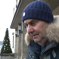 Илия чака 6 часа пред БНБ, за да смени парите си - чул, че в другите банки има такси