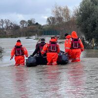 Спешни евакуации в Албания, стотици домакинства са наводнени (СНИМКИ, ВИДЕО)