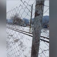 Отрязаха оградата по жп линията във Враца, поставена след смъртта на 16-годишен младеж (СНИМКИ)