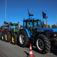 Гръцките фермери частично вдигат блокадите преди срещата с Мицотакис