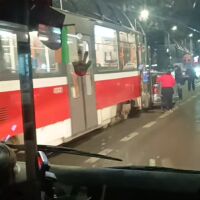 Трамвай и лек автомобил със семейство се сблъскаха в София (ВИДЕО)