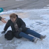 Поледици и черен лед сковаха страната: 150 души в „Пирогов“ заради счупвания