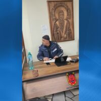 Полицай на входа на община Перник връчва глоби, граждани сигнализират за спорна практика