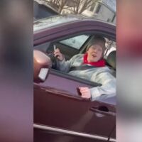 Ново видео разкрива момента, в който агент на ICE застрелва майка в Минеаполис