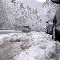 Ограничено е движението на тирове през прохода "Превала" поради снеговалеж 