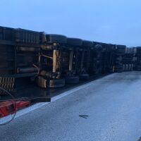 Обърнал се тир блокира движението на АМ „Марица“ в посока Пловдив (ВИДЕО И СНИМКИ)