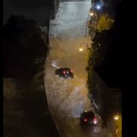 Силна буря: Морето погълна плаж и крайбрежна алея, приливни вълни заляха автомобили (ВИДЕО)