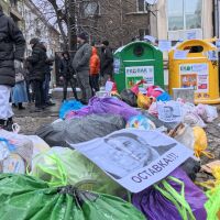 "В малките улички никой не е стъпвал втори месец": Протестиращи в готовност да хвърлят смет пред Столичната община