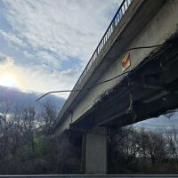 Камион се удари в мост на Подбалканския път и разби арматурата (СНИМКИ)