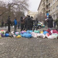 Кризата с боклука в София: Граждани изхвърлиха смет пред общината