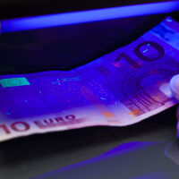 Хванаха младежи, опитали се да платят с фалшиви евробанкноти във Велико Търново