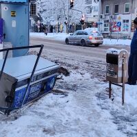 Автомобил се вряза в павилион на автобусна спирка и кафе машина в Русе